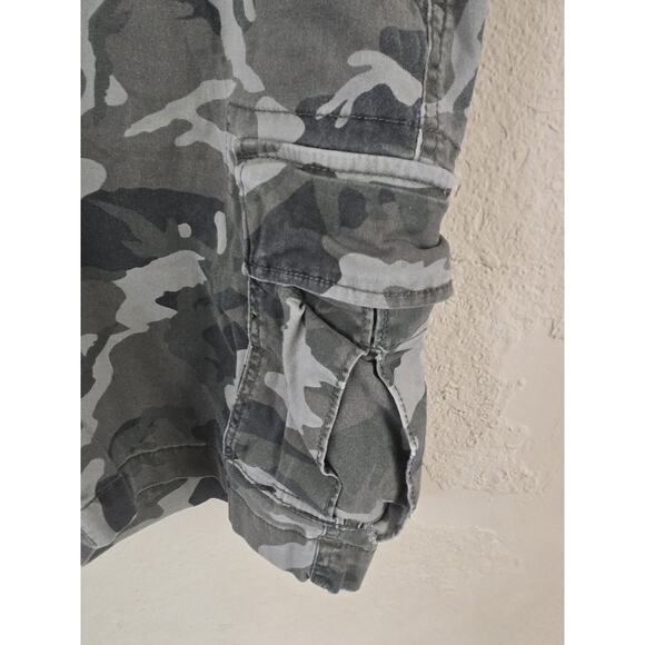 OLD NAVY MEN Green & GRAY Lived In Straight CAMO CARGO SHORTS, Size 36 - Picture 4 of 7